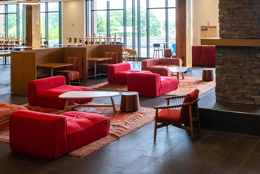 red lounge chairs on the first floor of the Ripich共用