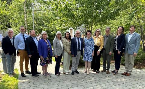 A group of Maine biomedical researchers poses with Sen. 苏珊柯林斯